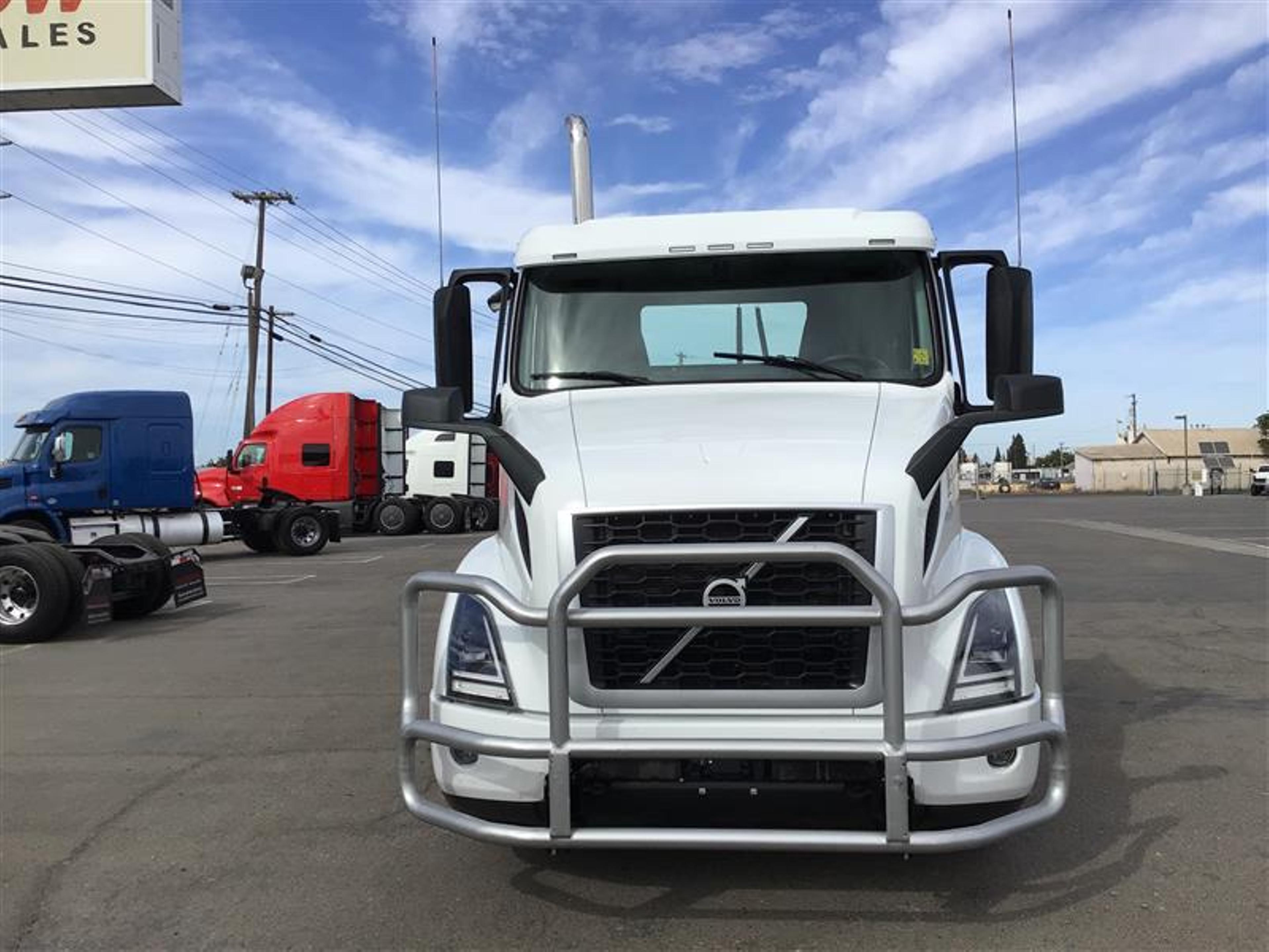 2022 Volvo VNR 300