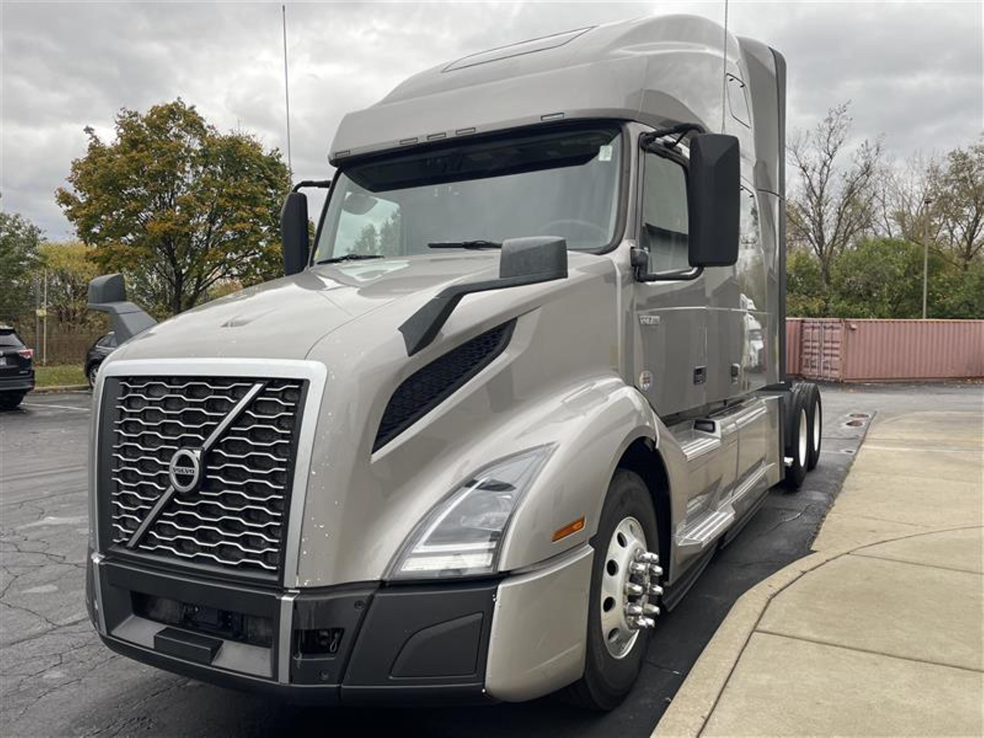 2021 Volvo VNL64T760