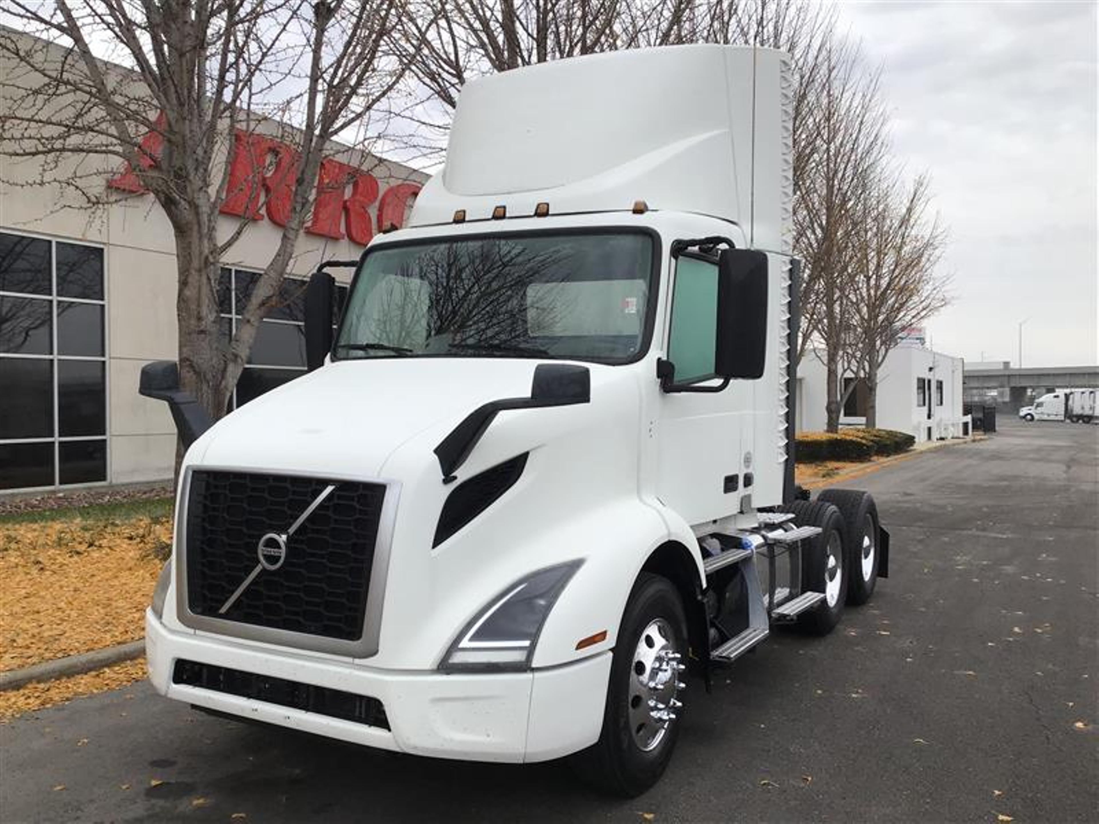 2020 Volvo VOLVO VNR64T DAY CAB