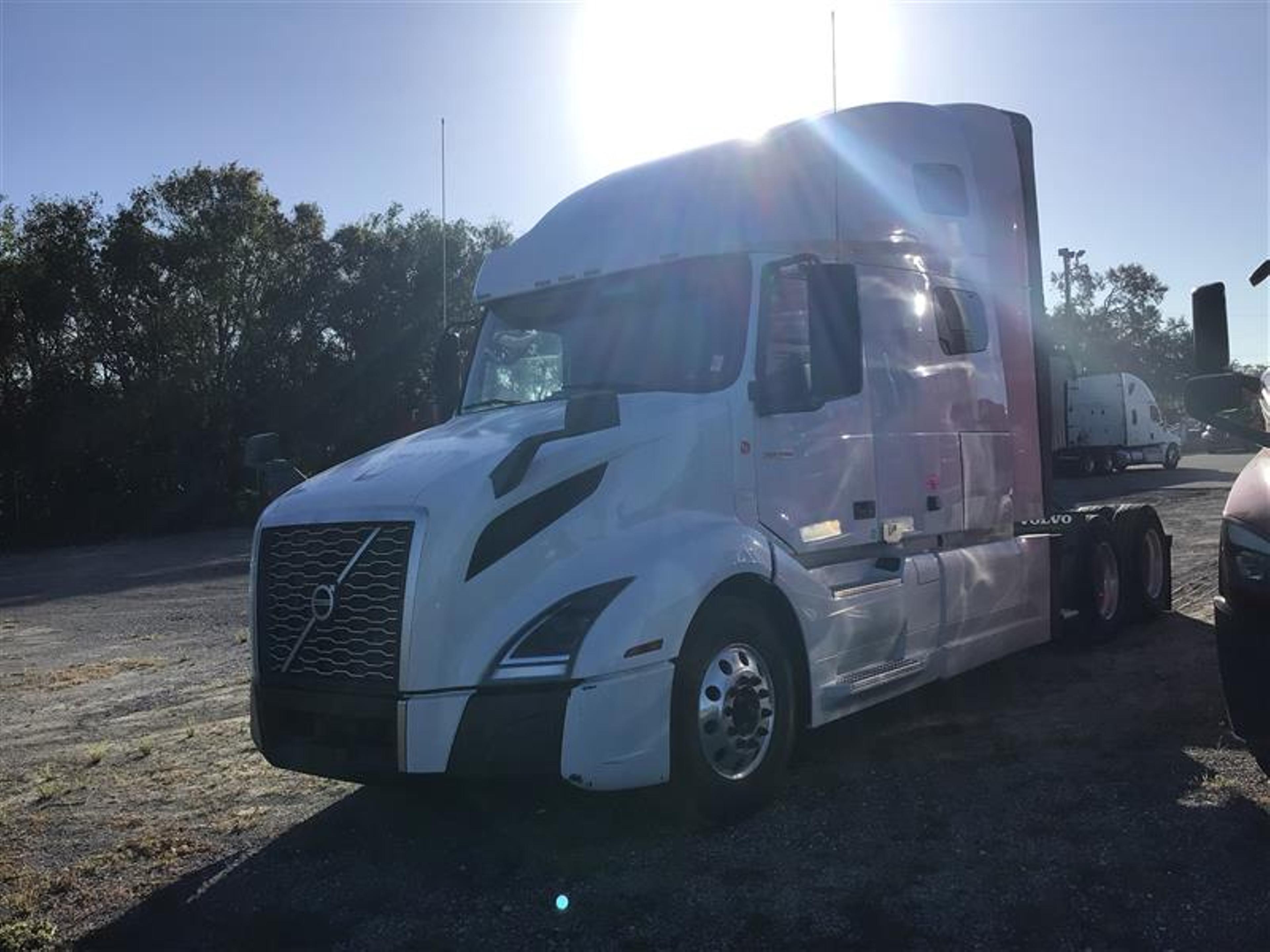 2021 Volvo VNL64T760